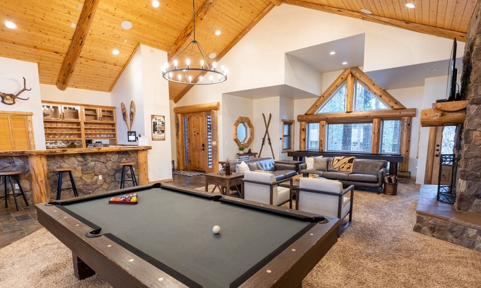 Evergreen Estates House | Perfect Family Getaway Destination Year Round. Sleeps 16!