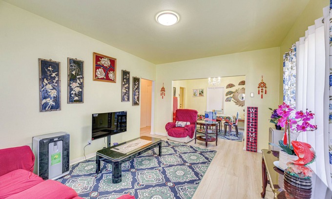 Silver Lake Apartment | Pet-Friendly Los Angeles Duplex ~ 2 Mi to Dtwn!