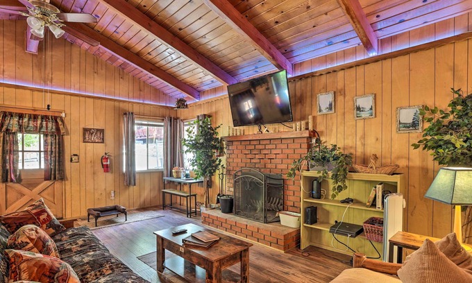 Running Springs Cabin | Pet-Friendly Running Springs Cabin w/ Deck!
