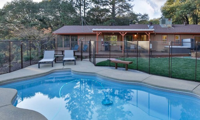Mariposa House | Pool, Hot Tub, Privacy, Newly Remodeled, Centrally Located!