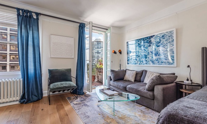 East Village Condo | PRIME LOCATION -CONVENTION CENTER + Free Garage PARKING