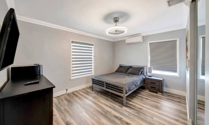 Tarzana House | Private 1-Bedroom Retreat with Poolside Vibes