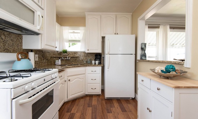 Hawthorne Apartment | Private Apartment near beaches, LAX, SoFi - w/Large Deck /Pets ok