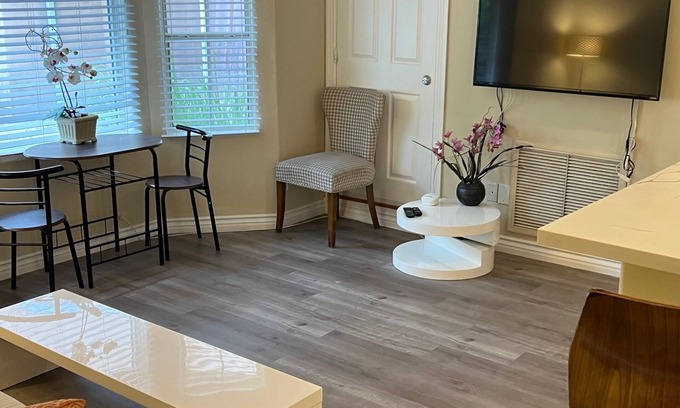 Lake Balboa House | Private GH home for 4 with TV, AC and WiFi close to Universal Studio/Hollywood
