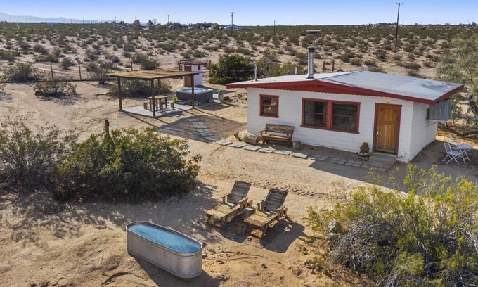 Joshua Tree Apartment | Private Peaceful Cabin in North Joshua Tree With Hot Tub