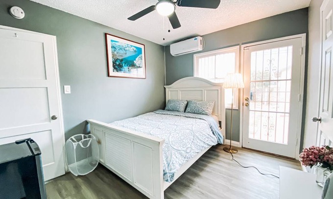 East Los Angeles Resort | Private room ∙ 2 guests