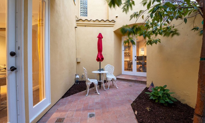 Corona del Mar Condo | Private villa in tranquil CdM. Super close to world-class shops and restaurants.