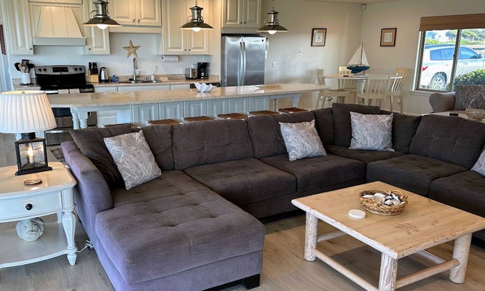 Fort Bragg House | Private Waterfront Home with Private Hot Tub and Central Heat - Walk to Ocean