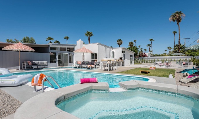 Racquet Club Estates House | PS Autorama: Heart-Racing Mid-Century Charm and Modern Comfort