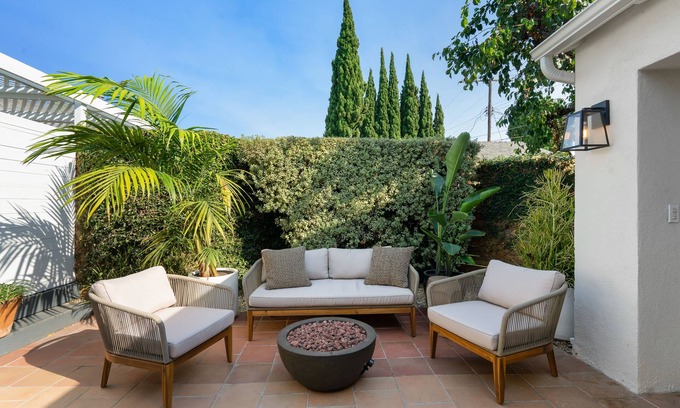 Culver - West House | Quiet Guest House with Large Private Yard 10 minutes away from the ocean