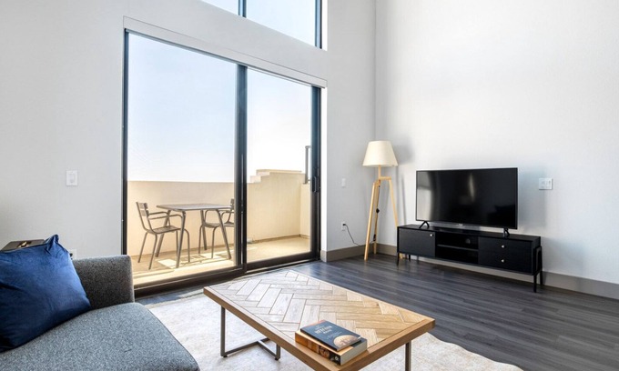 Mid-Wilshire Apartment | Rad Mid-Wilshire 1BR Loft w/ Gym, W/D, Pool, near Shops, by Blueground