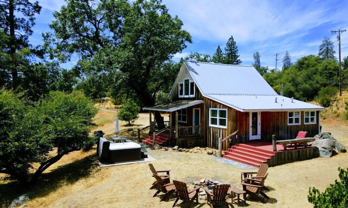 Mariposa Cabin | Rare 12-Guest Cabins w/Hot Tubs, Fire Pits & Pets