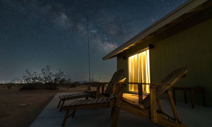 Landers House | π΅ Relax in Style at The Green Jackrabbit - Hot Tub, Record Player + Endless Desert Views π΅
