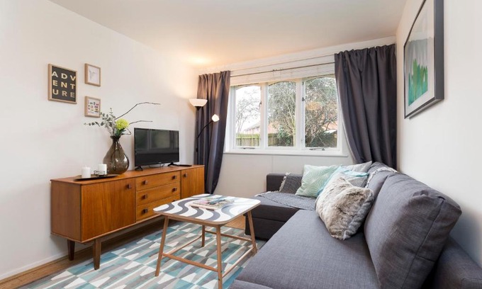 Bermondsey Apartment | Retro 1 Bed Sleeps 4 - 10 Minutes to Borough Market