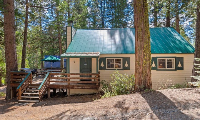 Strawberry House | Rivers Resort Cabin #5