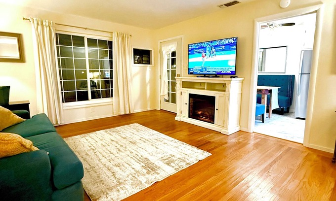 East Sacramento House | Sac River Retreat, Garage, Yard, Wi-Fi, 5 Star