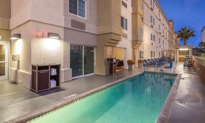Anaheim Resort Hotel | Say Hi to Mickey! Unit with Full Kitchen Close to Disneyland, Pool!