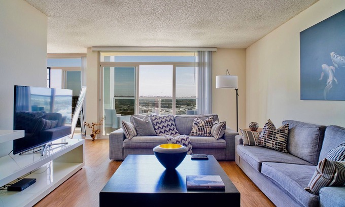 Marina Peninsula Apartment | Seabreeze Penthouse Style With Astonishing View