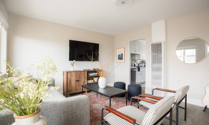La Jolla Apartment | Seashore IV by AvantStay Comfortable La Jolla Flat 5mins from the Beach!