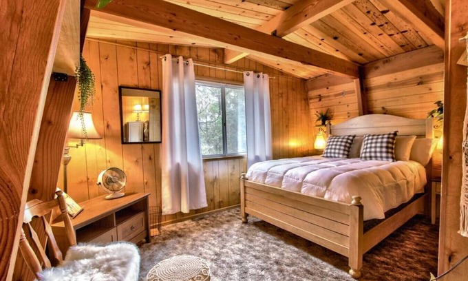Woodlands House | Serenity Pines - outdoor entertainment galore w/floating tent & bohemian vibes!