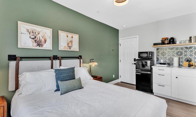 Vista Apartment | Single Bedroom - Queen Size. Heart of Downtown Vista
