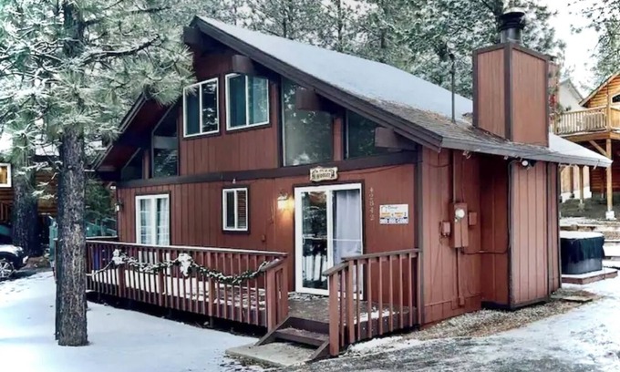 Moonridge Cabin | So Woodsy Cabin, spa, near slopes, EV charger