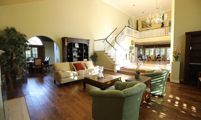 East Pasadena Villa | Spacious 4b3.5b House w/Swimming Pool in Pasadena