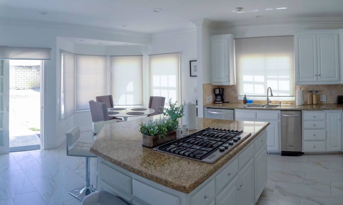Tarzana House | Spacious 5-bedroom house with WiFi and AC in lovely Los Angeles