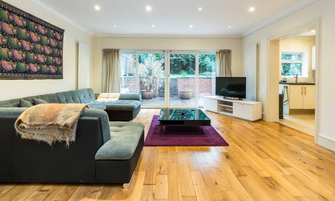 Camden Apartment | Spacious and Bright 3BD Home in Belsize Park