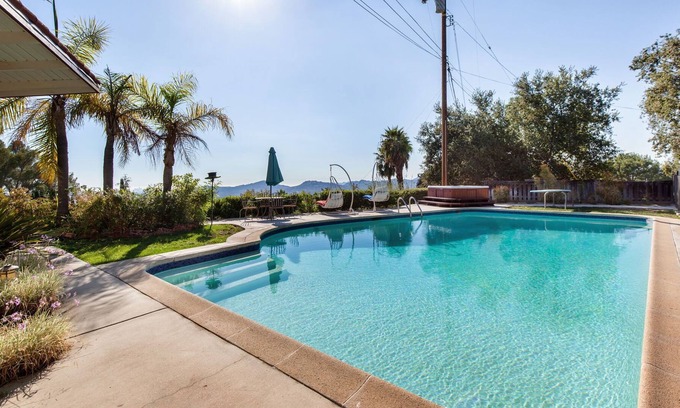 Altadena House | Spacious Cottage in the Sky