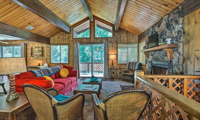 Crestline Cabin | Spacious Family Cabin < 1 Mi to Lake Gregory!