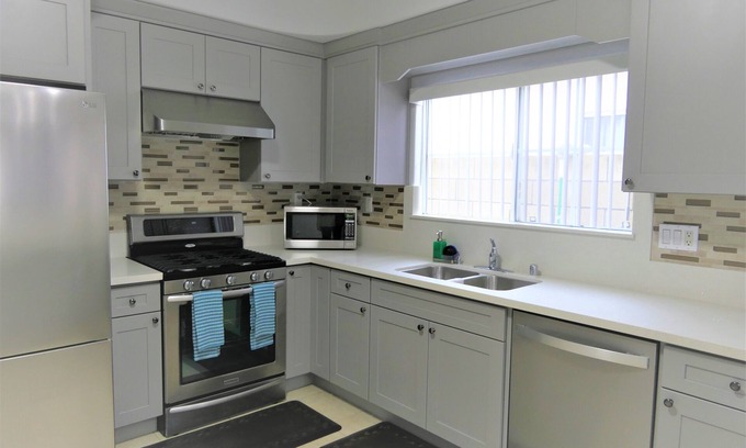 Southwest Anaheim House | Spacious Home* 7 minutes to Disneyland