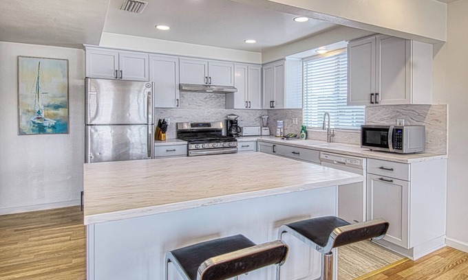 Santa Ana Heights Apartment | Spacious Upper unit located just two houses from the sand!
