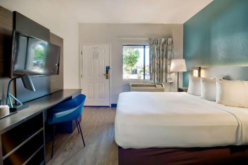 Lawndale Hotel | Studio 6 Suites Lawndale, CA South Bay
