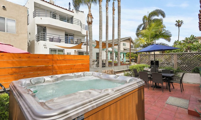 South Mission Beach House | Stunning Beach Home with Stunning Rooftop, Parking, Spa, AC & Bay Views