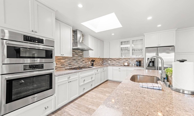 Valencia House | Stunning Home, King Beds, BBQ -Magic Mountain