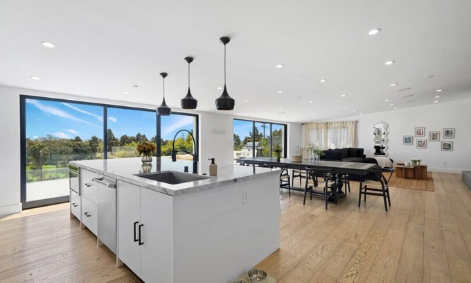 Culver - West House | Stunning Modern 5BR Family Home w/Panoramic views of Penmar Golf, Pet Friendly!