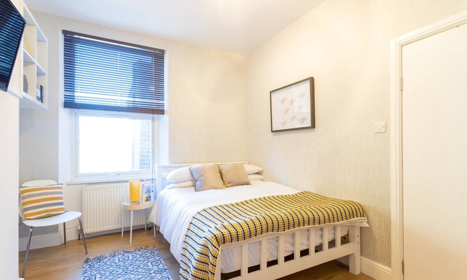 Queen's Park Apartment | Stylish 1 Bed Studio Flat next to Queen's Park on Claremont Road