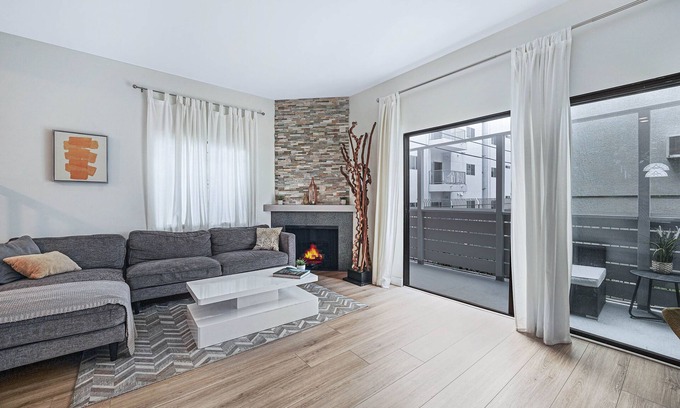 Hollywood House | Stylish Modern Home ★ Heart of Hollywood & Walkable ★ 2 Private Car Spots