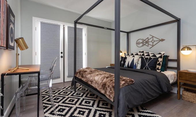 Larchmont House | Stylish New Hollywood Home -Paramount Studios