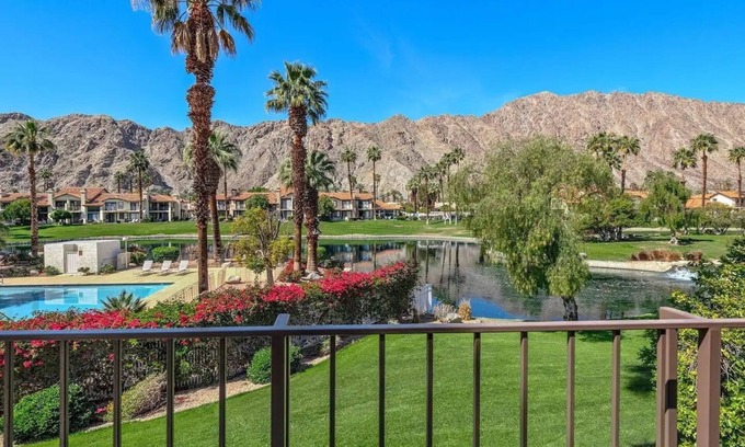 La Quinta House | Sun-drenched golf condo with a lake view!
