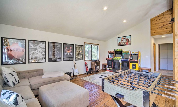 Moonridge House | Sunny Home w/Deck < Half Mi to Bear Mtn Ski!