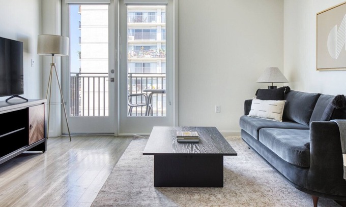 North Pine Apartment | Sunny Long Beach Studio w/ Pool & Gym, walk to Ocean Blvd, by Blueground