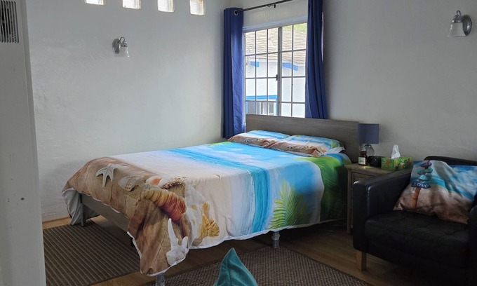 Ocean Park Apartment | Sunny upstairs apartment 6 blocks from beach