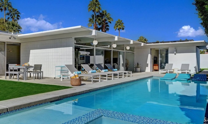 Palm Springs House | Sunrise Modern - Sunrise Park Meiselman!
