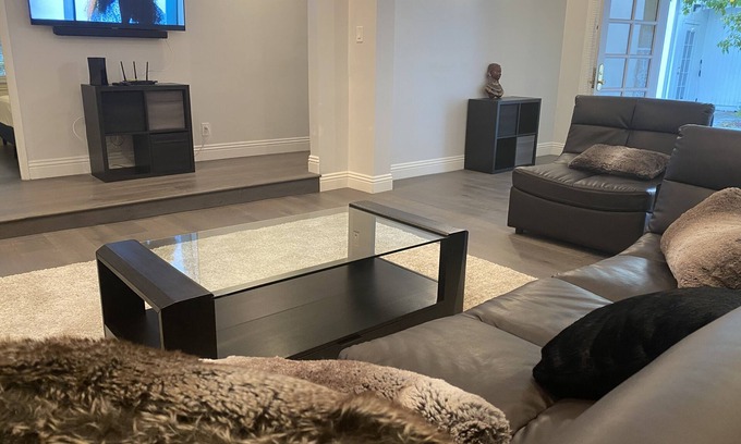 Hollywood House | SUNSET STRIP FANTASTIC LARGE PROPERTY 6 bdrs 5 bthrs Guest House