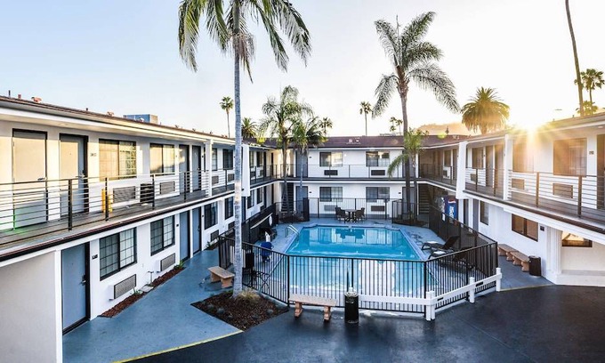Hollywood Hotel | Sunset West Hotel, SureStay Collection by Best Western