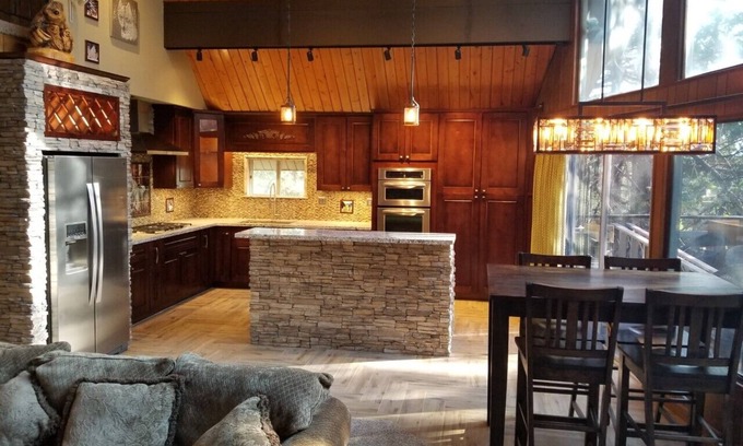 Running Springs Cabin | Surrounded by Pines, Family/Pet Friendly minutes from Snow Valley !