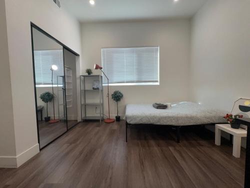 Los Angeles Hostel | The Blue Hostel - Private Room With Private Bath - USC - DTLA - BMO Stadium - LA OLYMPIC - STAPLES CENTER