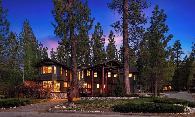Evergreen Estates Cabin | The Evergreen Lodge by Destination Big Bear : Walk to Snow Summit from this Majestic Luxury Getaway! Indoor Enclosed Hot Tub! Game Room! Pet Friendly!
